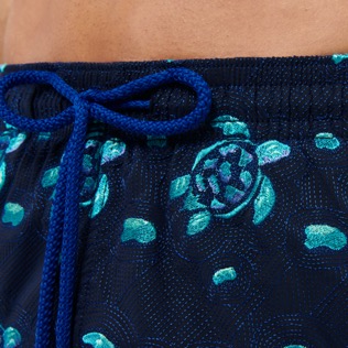 Herren Klassische Bestickt - Turtles Jewels Badeshorts mit Stickerei für Herren – Limited Edition, Marineblau Details Ansicht 1