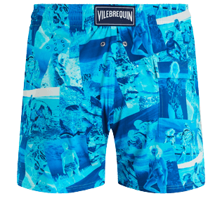 Photo de Homme CLASSIQUE STRETCH Imprimé - Maillot de bain court stretch homme Patchwork Shooting, Azur vue de dos Photo de Homme CLASSIQUE STRETCH Imprimé - Maillot de bain court stretch homme Patchwork Shooting, Azur vue de dos
