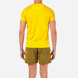 Hombre Autros Liso - Camiseta lisa con cuello de pico en tejido de algodón brillante, Curcuma supp2 Hombre Autros Liso - Camiseta lisa con cuello de pico en tejido de algodón brillante, Curcuma supp2