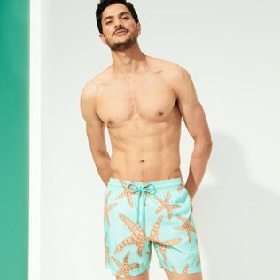 foto di Uomo Classico ultraleggero Stampato - Costume da bagno uomo ultraleggero e ripiegabile Sand Starlettes, Laguna vista frontale indossata foto di Uomo Classico ultraleggero Stampato - Costume da bagno uomo ultraleggero e ripiegabile Sand Starlettes, Laguna vista frontale indossata