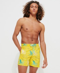 男士 Octopussy 刺绣游泳短裤 - 限量版 Mimosa 正面穿戴视图