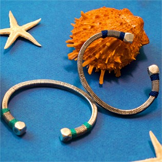 Andere Uni - Versilbertes Jonc Armband für Herren – Vilebrequin x Gas Bijoux, Marineblau Details Ansicht 1